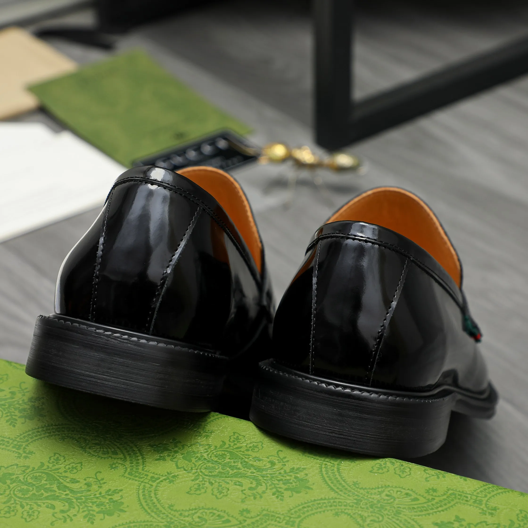 Men's shoes 💰p500 Product trademark: GUCCI "Gucci" business slip-on leather shoes Regular size: 38-46 (38.45.46 custom-made, non-returnable) Product materials: Selected lacquer embossed cowhide upper, cowhide lining, original rubber outsole